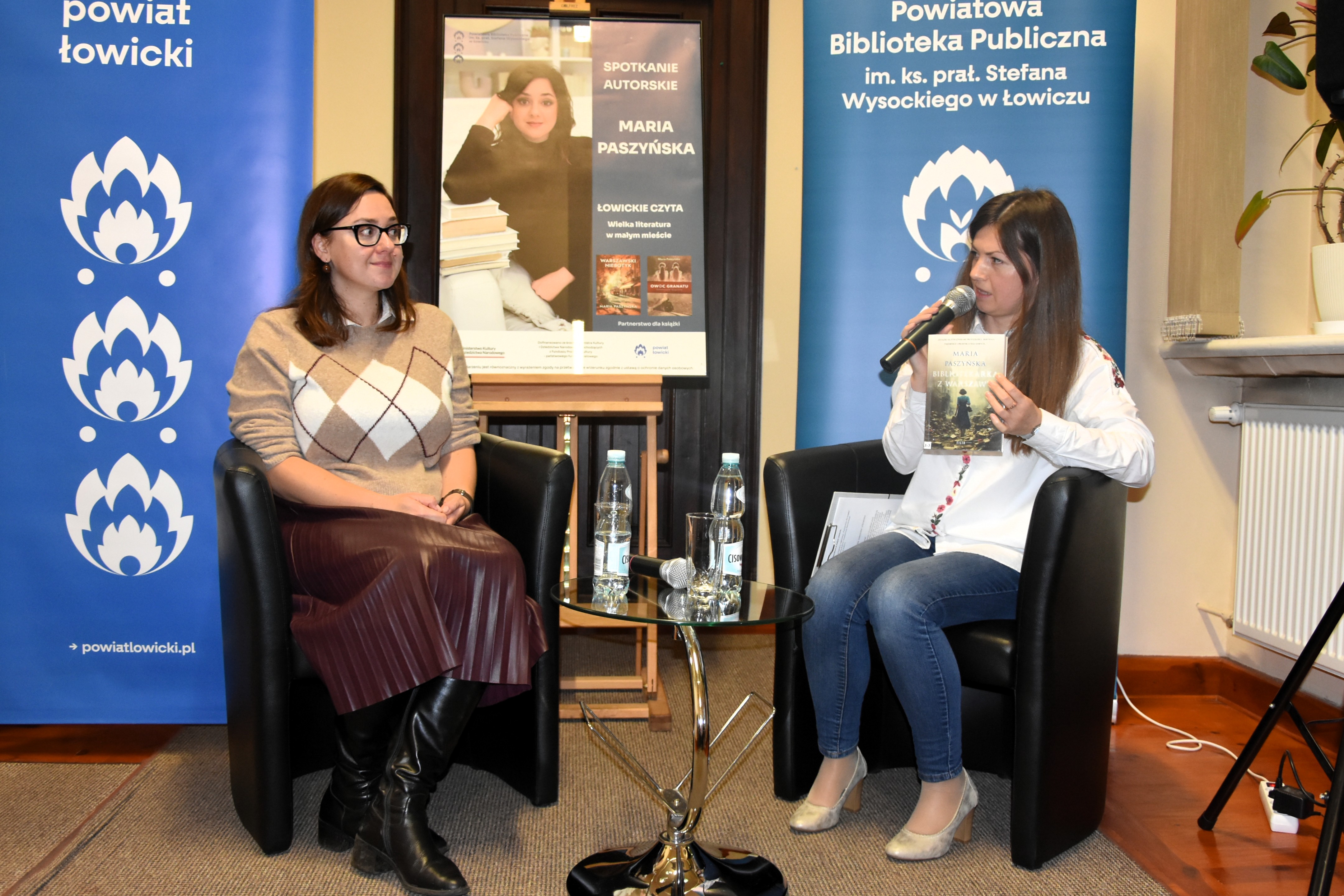 Autorka Maria Paszyńska podczas spotkania autorskiego w bibliotece