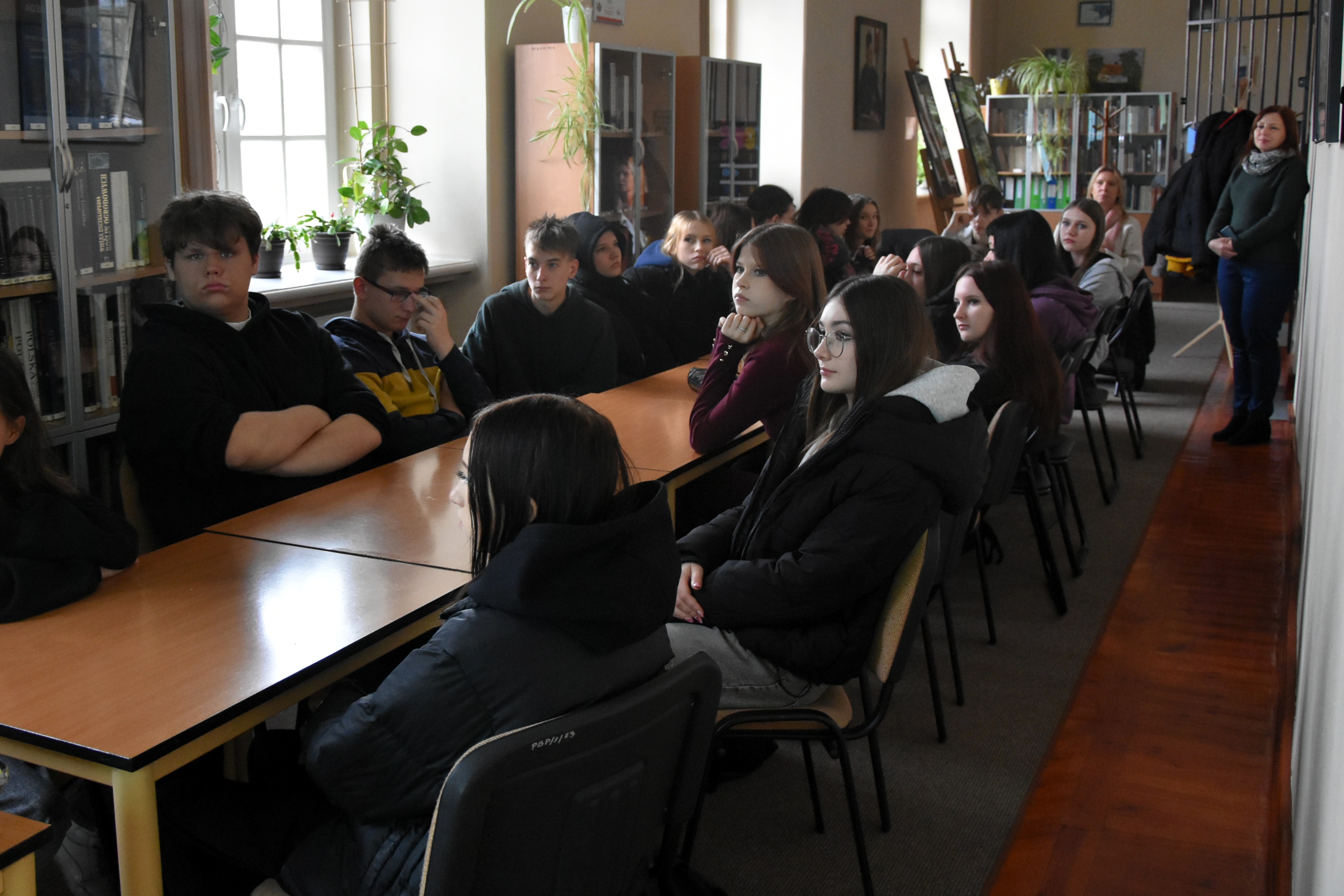 Uczniowie biorący udział w lekcji bibliotecznej.