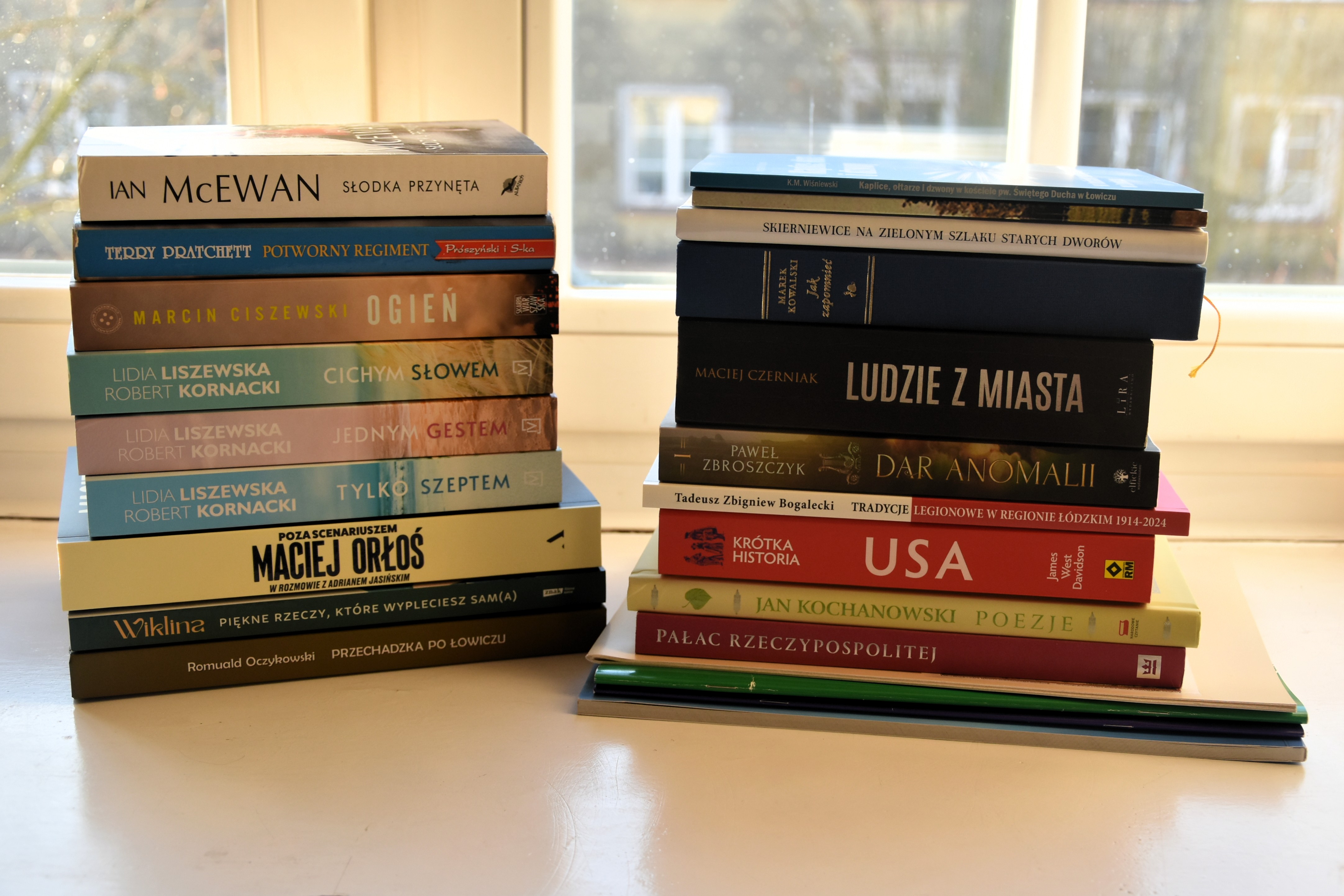 Zdjęcie książek na parapecie