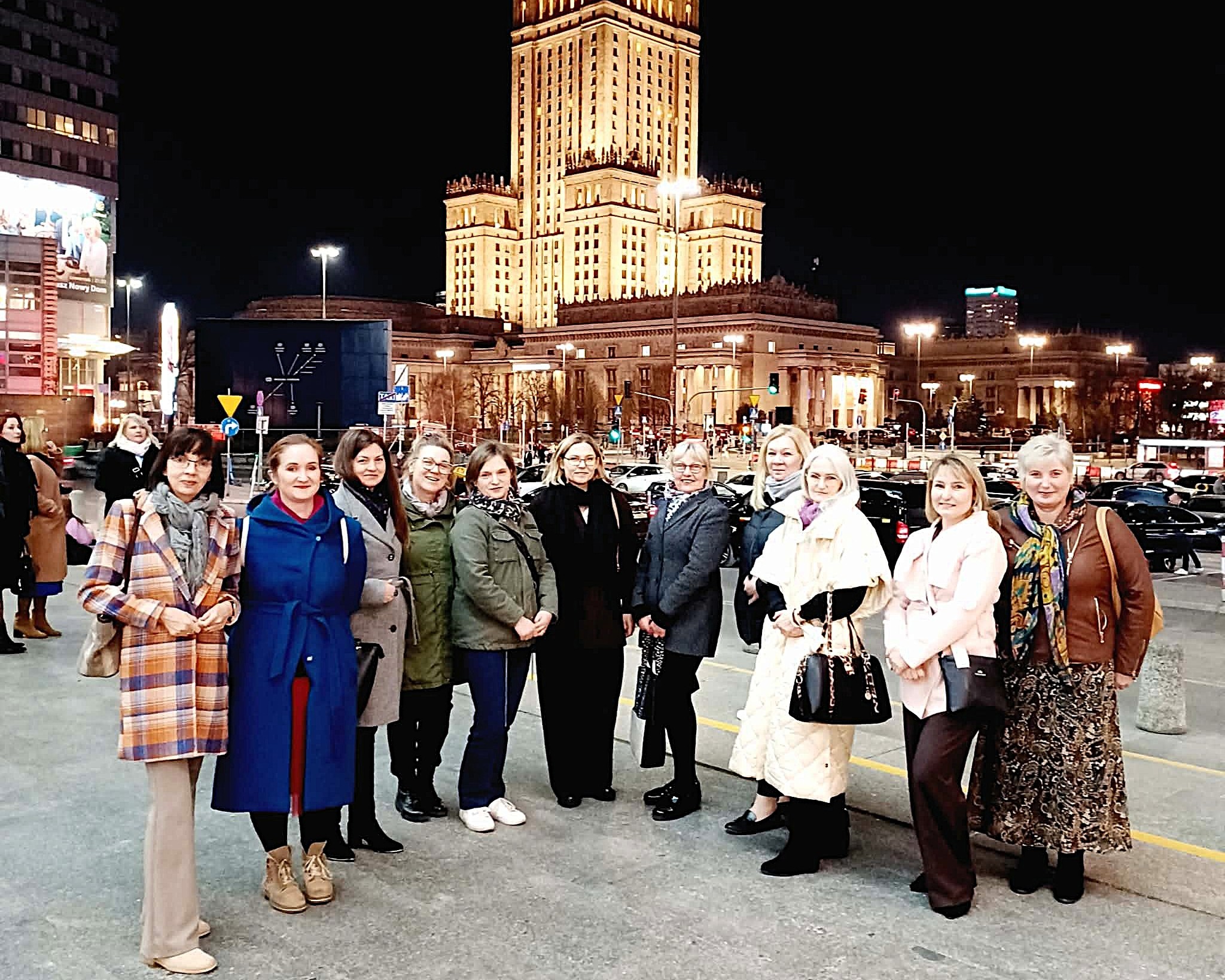 Uczestnicy wyjazdu w Warszawie. W tle Pałac Kultury i Nauki.